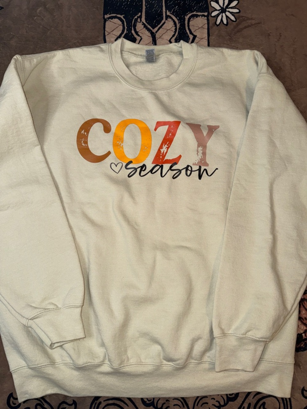 NWOT Gildan Cream Crewneck Sweatshirt with COZY Season Graphic - Picture 4 of 5